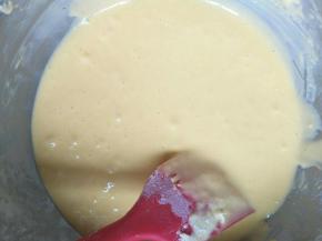 再加入剩下的蛋白霜，用橡皮刮刀翻拌均匀，至面糊成缎带状