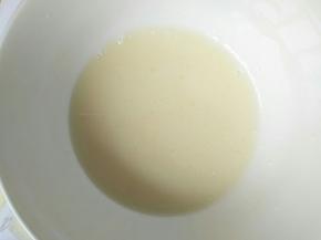 玉米油和剩下的22克牛奶搅拌均匀