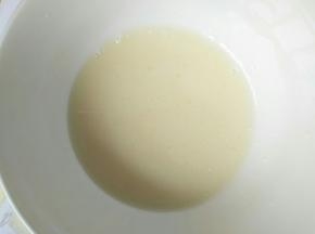 玉米油和剩下的22克牛奶搅拌均匀