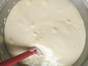 分两次倒入早已拌好的面糊(用橡皮刮刀快速从底部向上捞起拌匀)