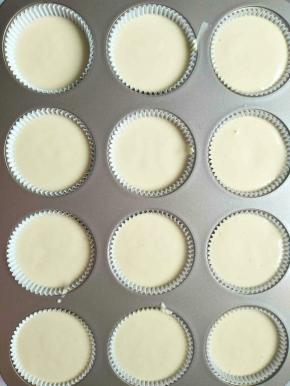 蛋糕纸杯放入12连不沾模，倒入拌好的面糊