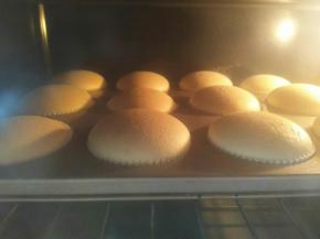 烤箱提前预热150度，蛋糕放入烤箱中层，150度上下火烤25分钟