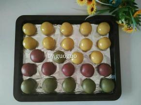 把全部包好的面团放入烤盘里，表面刷上鸡蛋液，放冰箱冷藏10分钟