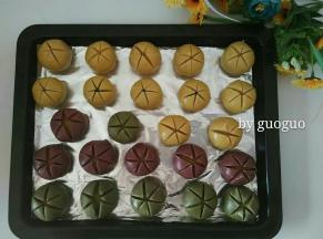 烤箱提前预热180度，从冰箱里取出冷藏好的面团，用刀轻轻划开，露出椰蓉馅即可