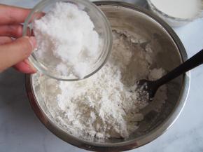 粉中加入白糖，搅拌均匀