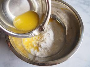 加入融化的黄油