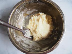 搅拌成均匀面团