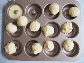 将面团分成等量的12份