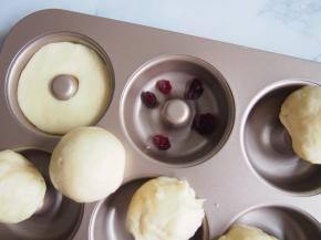 在模具底部铺上蔓越莓