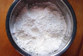 高筋面粉、低筋面粉倒入料理盆中混合均匀