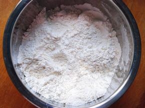高筋面粉、低筋面粉倒入料理盆中混合均匀