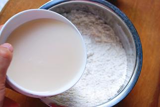 倒入酵母水，边倒边搅拌