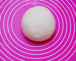 时间到，再次将面团揉光滑