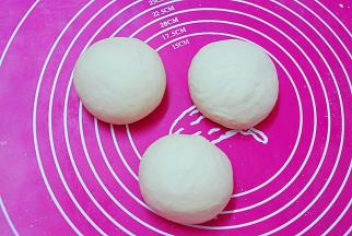 分成3等分，揉圆，再醒15分钟