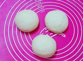 分成3等分，揉圆，再醒15分钟