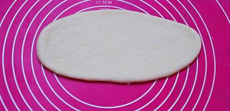 取一面团用擀面杖擀成长方形