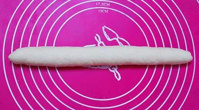 卷起，收口朝下，再稍稍搓一下，使面团变得长一点