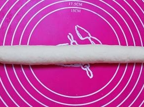 卷起，收口朝下，再稍稍搓一下，使面团变得长一点