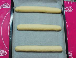 依次做好全部，烤盘中放入油纸，放入面团，放温暖处发酵