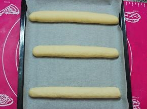 依次做好全部，烤盘中放入油纸，放入面团，放温暖处发酵