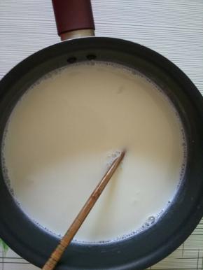 把奶粉和热水混合，奶粉可选择成人全脂奶粉，也可以选择婴儿奶粉，都没关系。待凉到40-50℃左右，就是用手摸着有点温热的时候放入酸奶发酵粉，发酵粉从冰箱拿出来最好提前放置15分钟左右。用筷子把酸奶发酵粉拌匀，充分溶入奶水中。