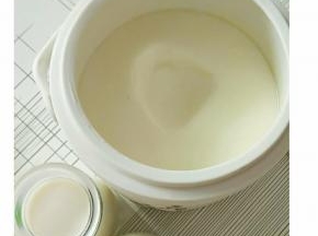 成品。用勺子舀一勺，弹性十足，吃一口，浓郁香甜。假如你喜欢更有奶味，奶粉可增加几克也没关系。主要是自己做的酸奶，不用花太多钱就可以吃到比外面买来还好吃的酸奶，何乐而不为呢！