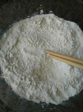 面粉加入盐用清水和面
