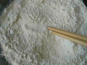 面粉加入盐用清水和面