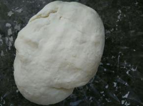 揉成硬的光滑的面团