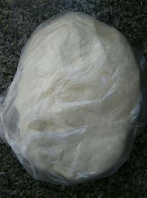 揉好的面团放进保鲜袋里放冰箱冷藏松弛20分钟