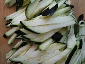 茄子洗净切成细条备用