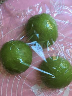 滚圆盖上保鲜膜松弛15分钟