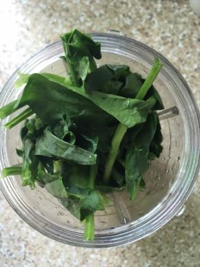 菠菜120克，洗干净，加入110克水，用料理机打成汁
