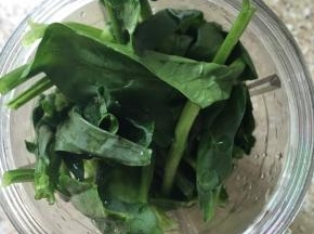 菠菜120克，洗干净，加入110克水，用料理机打成汁