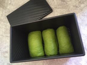 卷好的面团放入吐司盒内