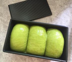 发酵至九分满，放入预热好的烤箱上下火150度40分钟，上色之后要即时盖上锡纸