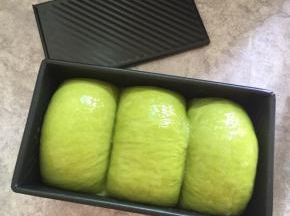 发酵至九分满，放入预热好的烤箱上下火150度40分钟，上色之后要即时盖上锡纸