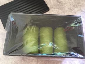 盖上保鲜膜放入烤箱，烤箱里面放碗温水