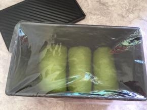 盖上保鲜膜放入烤箱，烤箱里面放碗温水
