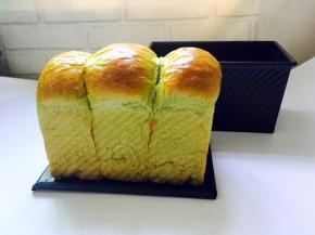 出炉之后轻轻的震一下，然后脱模放在烤网上晾凉