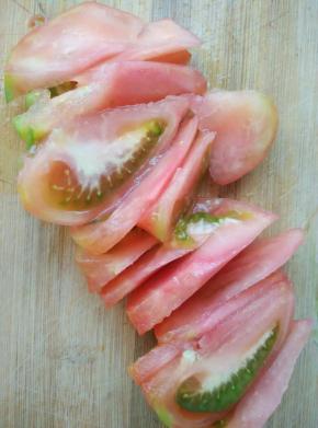 西红柿去皮切小块儿备用