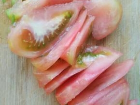 西红柿去皮切小块儿备用