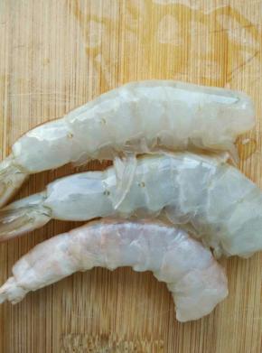 大虾去头洗净取出虾线备用