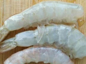 大虾去头洗净取出虾线备用