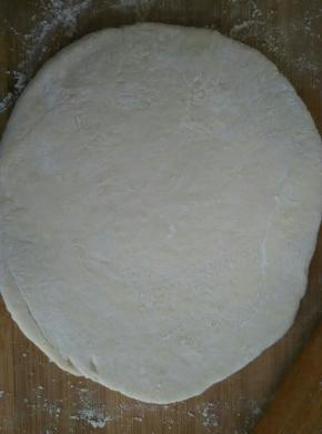 将松弛好的面团擀成1厘米厚的面皮