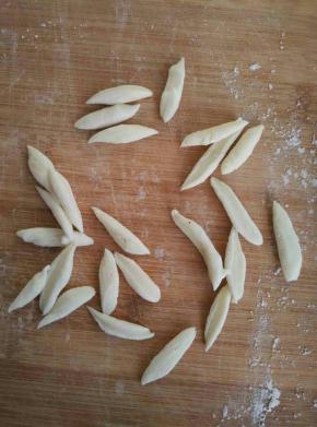 用干净的剪刀剪成小条