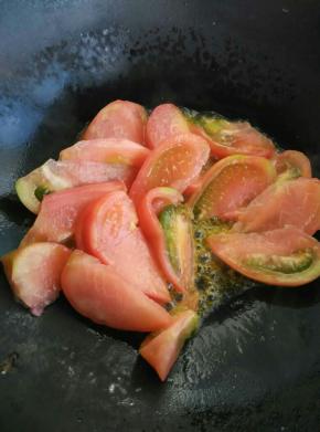 用另一个锅里放入适量的食用油，小火放入西红柿翻炒