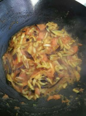 翻炒至西红柿全部炒碎成泥状时加入茄条，继续翻炒