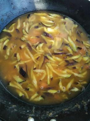 炒至茄条变软，加入适量的水