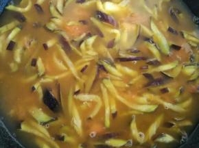 炒至茄条变软，加入适量的水